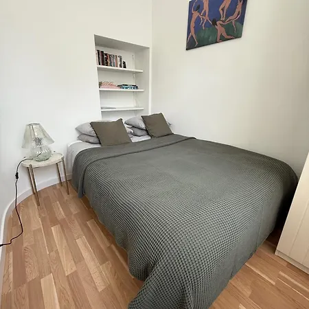 Vauxhall Gardens Apartment *