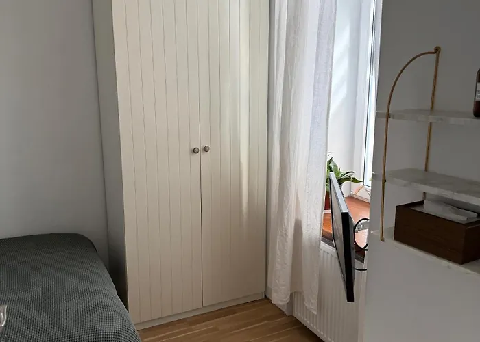 Vauxhall Gardens Apartment Warsaw