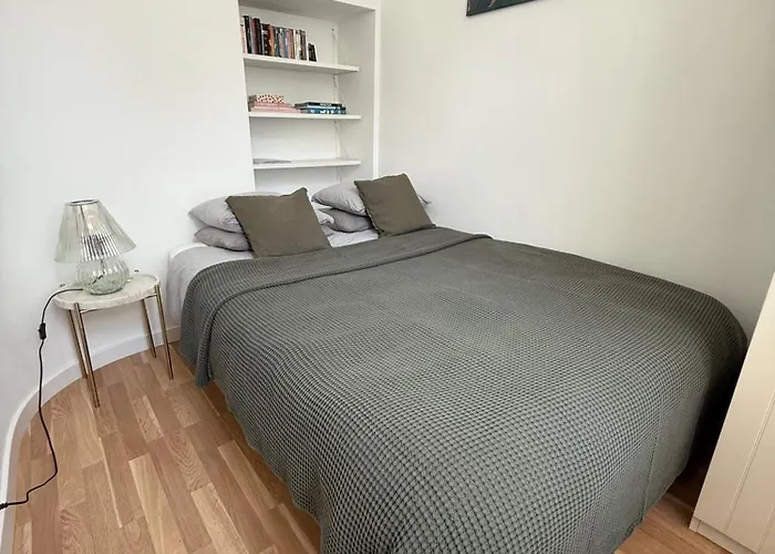 Vauxhall Gardens Apartment *